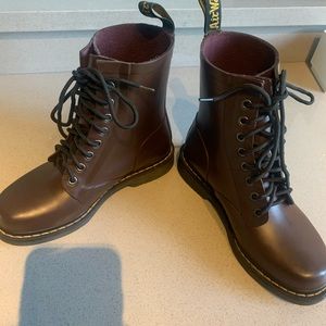 Dr. Martens! Women’s sz 6 , great condition